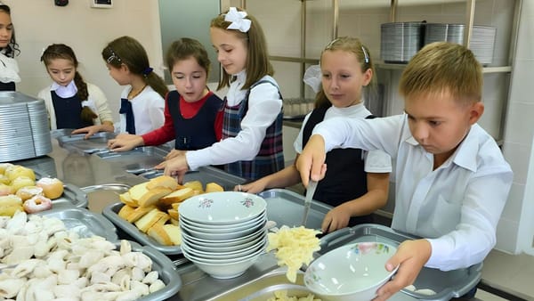 Alimentația pentru elevii grupelor cu program prelungit din capitală s-a scumpit cu aproape patru lei