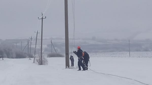 Circa 100 de localități rămân fără energie electrică - peste 15 mii de consumatori sunt afectați de chiciură