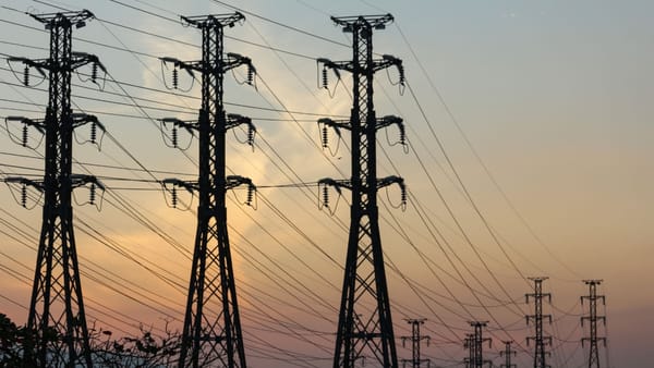 Premier Energy avertizează: posibile întreruperi de curent din cauza Codului Galben de vânt