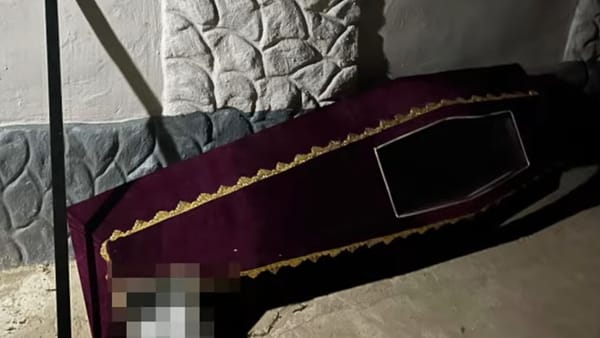 VIDEO/ Șantaj cu sicrie și cruci. Opt persoane ar fi extorcat peste 47,2 mii de euro