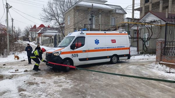FOTO/ Angajații IGSU, la datorie. Mai multe ambulanțe au fost ajutate să ajungă la pacienți
