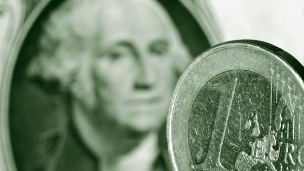 Curs valutar: Euro se scumpește, dolarul se ieftinește