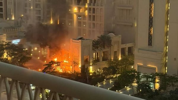FOTO/VIDEO Un hotel de pe insula artificială Palm Jumeirah din Dubai ar fi fost lovit de o rachetă iraniană