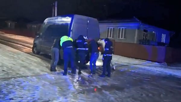 VIDEO/ Polei pe trotuare și drumuri. Poliția atenționează: Pe traseul Corpaci-Hancăuți se circulă cu dificultate
