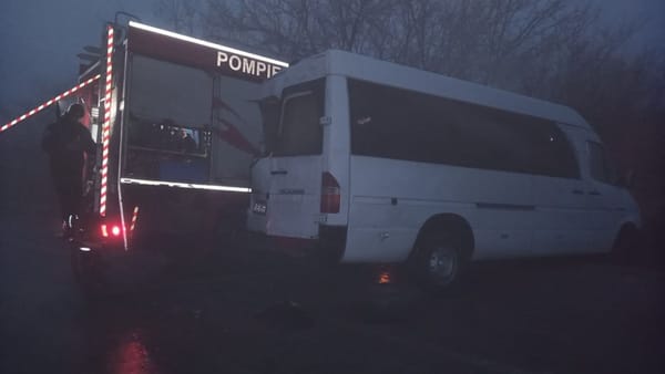 Ghețușul a blocat intervenția a patru mașini de pompieri. Un microbuz cu pasageri a intrat în una dintre autospeciale