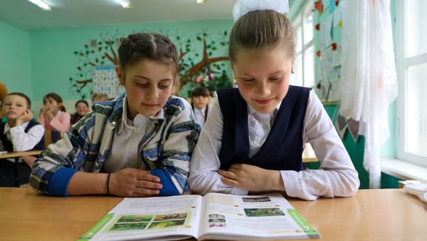 Sute de copii refugiați din Ucraina învață gratuit limba română în șapte școli din R. Moldova