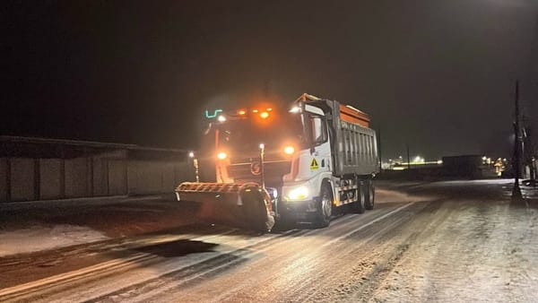 Noapte albă pentru drumari. Circulația pe traseele din țară rămâne dificilă