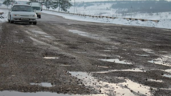 De ce apar gropile pe drumuri iarna și cum ne putem recupera banii dacă ne stricăm mașina?