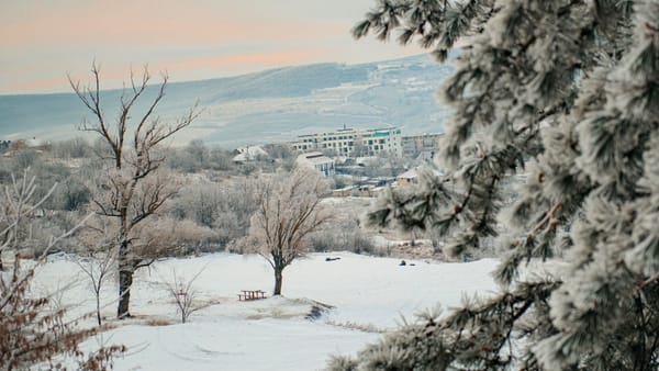 Precipitații puternice și intensificări ale vântului: Meteorologii au emis un cod portocaliu și unul galben