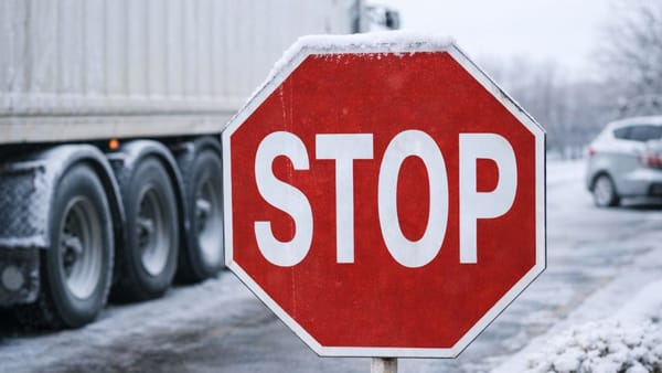 Circulația camioanelor, sistată în toată țara. Există restricții și pentru transportul de persoane