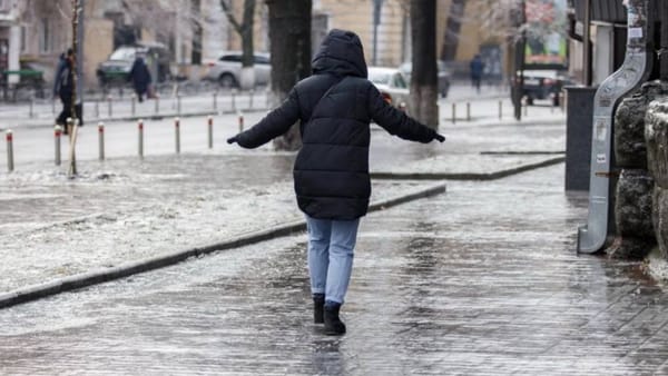 Vreme capricioasă la început de weekend: ploi, lapoviță și maxime de până la +5°C