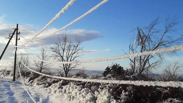 Deconectări de energie electrică în mai multe localități din țară, din cauza condițiilor meteo nefavorabile