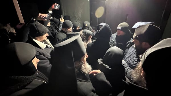 VIDEO/ Scene tensionate la Dereneu! Circa 150 de persoane au trecut de cordonul poliției și au intrat în biserică