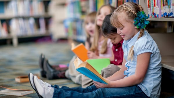 VIDEO/ Ziua Lecturii este marcată prin donații de cărți. Premierul: „Citiți, dăruiți o carte, încurajați copiii...”