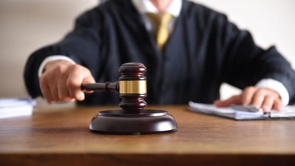 De la achitare, la condamnare. Un polițist și complicele său și-au primit pedeapsa pentru luare de mită