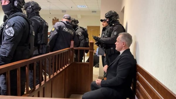 VIDEO/ Vladimir Plahotniuc, adus silit la ședința din dosarul „sacoșa neagră”. A refuzat să facă declarații în instanță