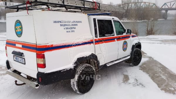 VIDEO/ Momente de panică pentru opt pescari din Bender, care au rămas pe o bucată de gheață desprinsă de mal