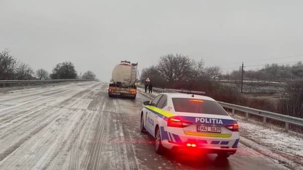Restricții de circulație pe traseul M5 din cauza poleiului. Camioanele și autobuzele, oprite temporar