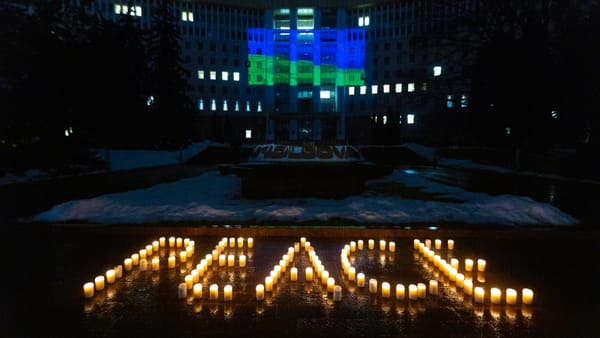 Clădirea Parlamentului de la Chișinău, iluminată în culorile Ucrainei la patru ani de la începutul războiului