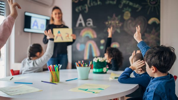 Modificări în Codul Educației. Revenirea notelor în clasa a IV-a, sprijin pentru elevi și ajutor pentru tinerii profesori