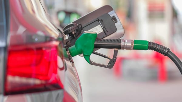 Mâine, șoferii vor achita mai mult pentru fiecare litru de benzină și motorină. Prețurile stabilite de ANRE