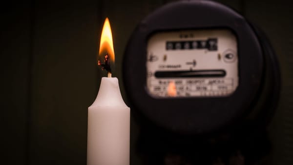 Noaptea cu polei și vânt puternic a lăsat peste 40 de mii de consumatori fără energie electrică, anunță Ministerul Energiei