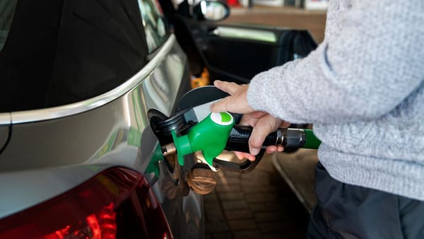 Șoferii vor plăti mai mult pentru carburanți mâine, 4 februarie