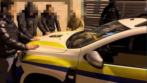 VIDEO/ Descinderi la Botanica: 18 persoane depistate într-o speluncă de droguri, cinci au fost reținute