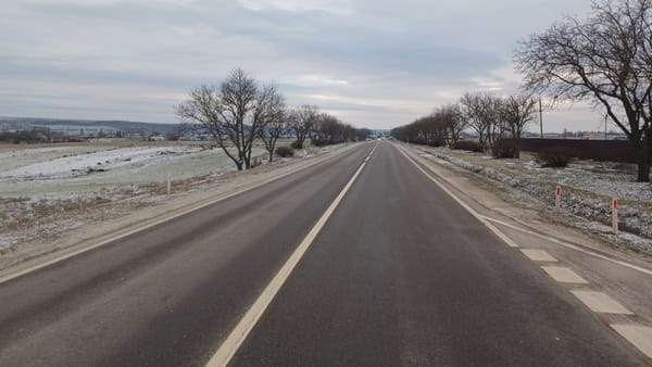 Drumarii, mobilizați pe timp de noapte: 177 de utilaje au intervenit pe drumurile naționale acoperite cu zăpadă și polei