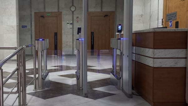 Acces controlat la Judecătoria Chișinău, sediul Centru: verificări cu detectoare de metale începând de astăzi