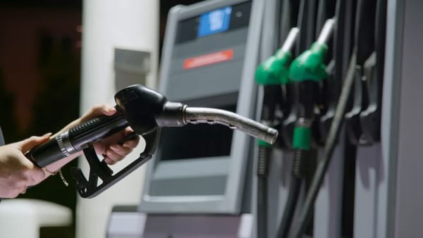 Primăvara începe cu noi scumpiri la carburanți - iată cât vor costa motorina și benzina în weekend