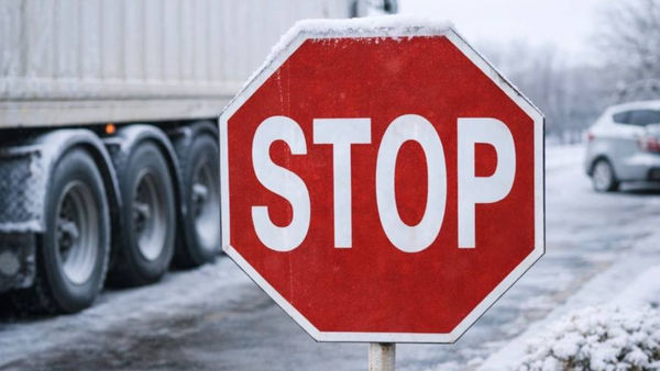 Autoritățile restricționează temporar intrarea camioanelor în R. Moldova prin două puncte de frontieră din cauza vremii