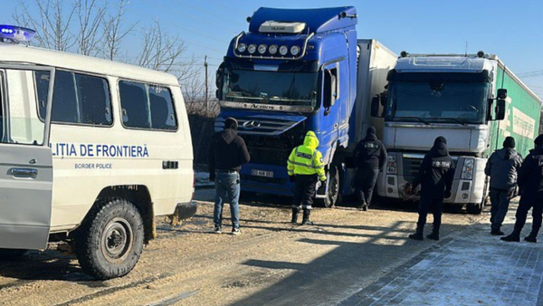 Noapte albă la Tudora: polițiștii de frontieră au deblocat camioanele blocate de ghețuș