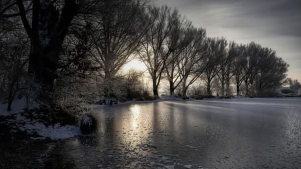 Atenționare: risc crescut de prăbușire sub gheața subțire a râurilor și lacurilor