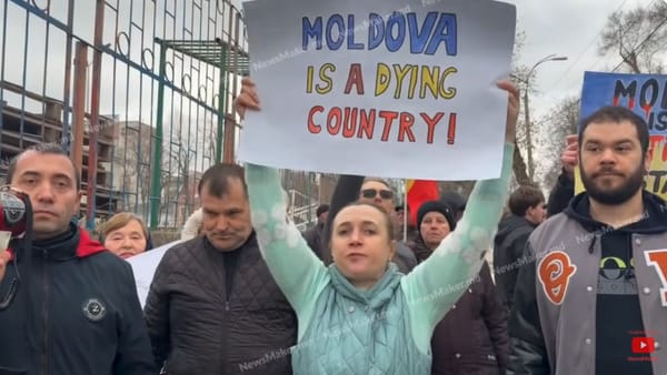 În adiacentul Palatului Republicii a fost organizat un protest. Manifestanților li s-ar fi promis între 500 și o mie de lei