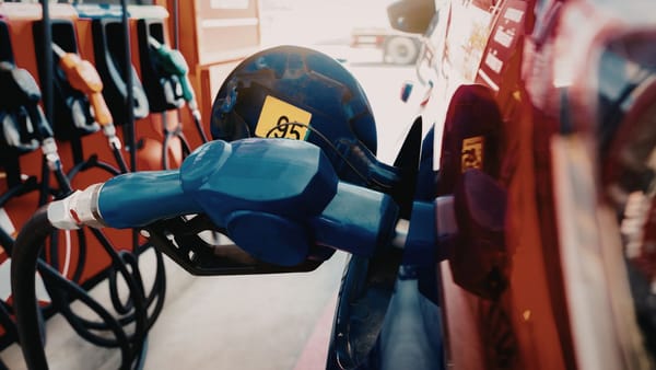 Benzina se scumpește cu 47 de bani, iar motorina - cu 61. Ce stocuri de carburanți are R. Moldova