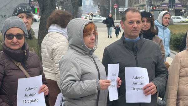 FOTO/ În fața Guvernului a fost organizat un flashmob tăcut în memoria Ludmilei Vartic și în susținerea femeilor