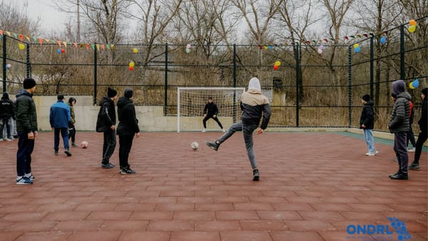 FOTO/ Copiii și tinerii din Hoginești au un teren nou de minifotbal în centrul satului, construit prin „Satul European”