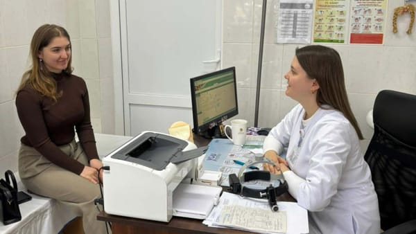 Tot mai mulți moldoveni ajung la ORL abia când apar complicații. Căștile, un risc pentru tineri