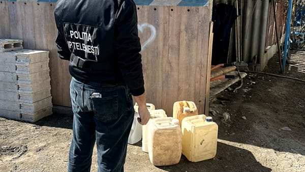 VIDEO/ Un tânăr de 25 de ani, reținut după ce ar fi furat motorină din camioane parcate în raionul Telenești