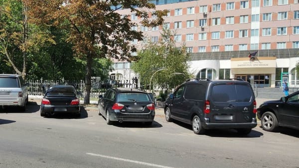 Pe strada Nicolae Testemițanu din capitală se aplică restricții temporare de parcare