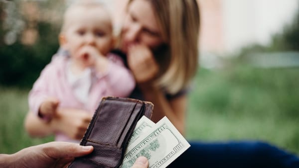 Arest sau muncă în folosul comunității: Părinții care nu plătesc pensia alimentară ar putea fi sancționați mai dur