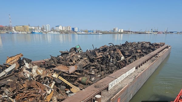 Pe hârtie una, în realitate alta. O navă cu deșeuri metalice din R. Moldova a fost oprită în Portul Galați