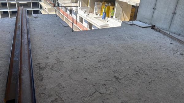 FOTO/VIDEO Muncitori fără contracte și fără protecție. Ce au găsit inspectorii pe un șantier din Durlești