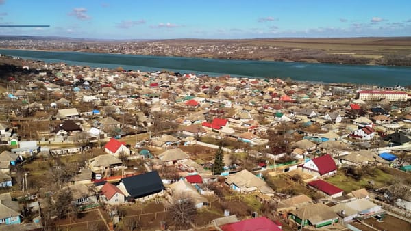 VIDEO/ Investiții de milioane: La Oxentea se repară trotuare, Casa de cultură și se elaborează Planul Urbanistic General