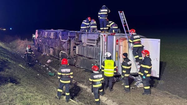 FOTO/ Un autocar de pe ruta Chișinău-București s-a răsturnat în județul Galați. Un bărbat a decedat