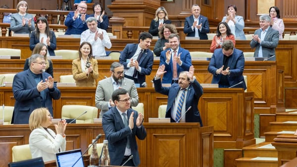 VIDEO/ Nicolae Botgros, scăldat în aplauze la ultima ședință în Parlament: „Vă doresc cât mai multă prietenie și omenie”