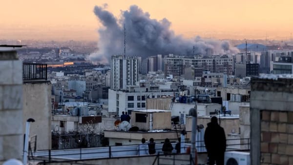 Noi atacuri în Orientul Mijlociu. Iranul lovește Israelul și baze americane, în timp ce Trump vorbește despre negocieri