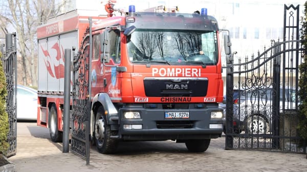 Fum la Ministerul Sănătății. Pompierii au intervenit după ce un calculator a luat foc