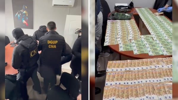 VIDEO/ Momentul reținerii în flagrant. Ofițerii CNA prind suspecții și numără mita de 40.000 de euro